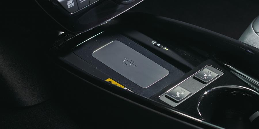 Детали интерьера Toyota Prius 2018 года  (JP) (фото 2 из 16)